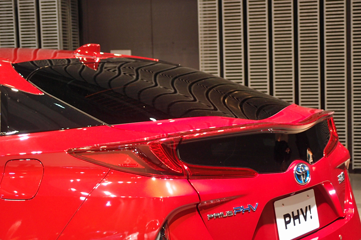 中央がくぼんだリアウィンドウは、「プリウスPHV」のデザインにおける特徴のひとつ。