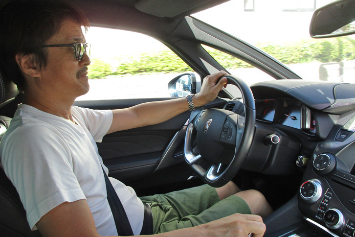 「DS 5 2.0HDi 160」を試乗中の筆者。
