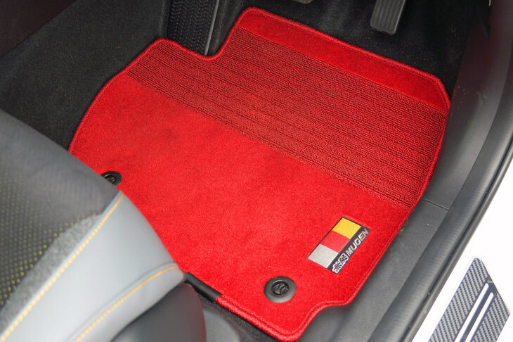 ホンダ・フィットe：HEV RS 無限パーツ装着車（スポーツマット）