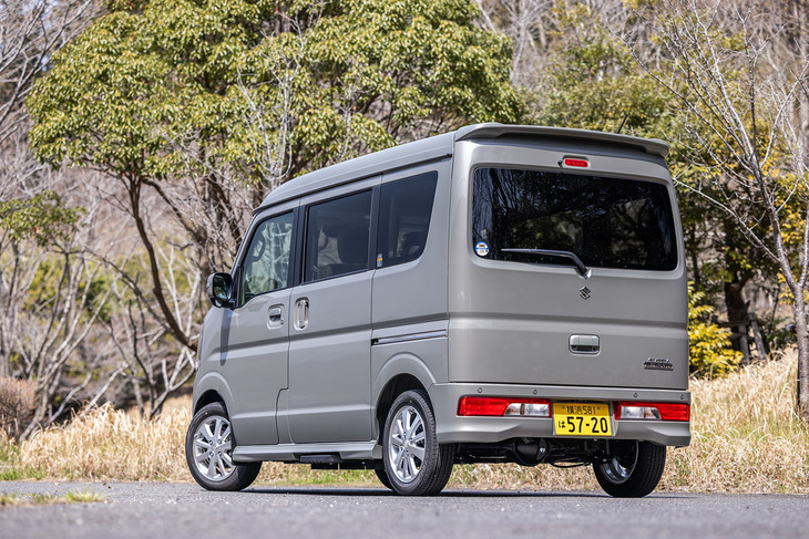 「エブリイワゴンPZターボスペシャル ハイルーフ」のボディーサイズは全長×全幅×全高＝3395×1475×1910mm、ホイールベースは2430mm。最低地上高はRWD、4WDの駆動方式にかかわらず150mmとなる。