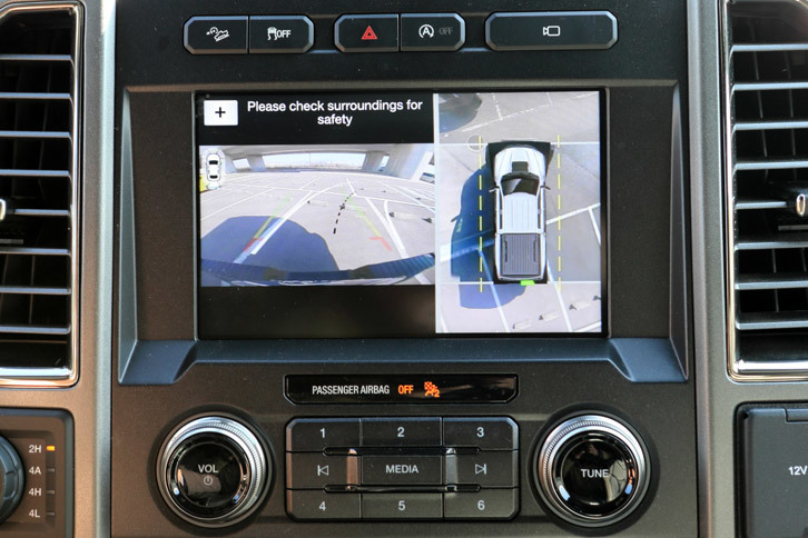 オプションで用意される360°カメラ。俯瞰（ふかん）画像のほかにも、バックビューやサイドビューなどさまざまな映像の表示が可能で、ボディーの大きな「F-150ラプター」では非常に重宝した。