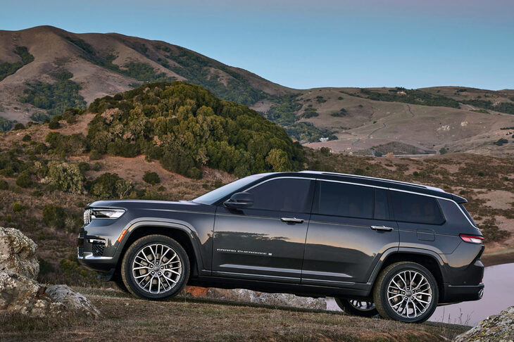 近年のステランティス車で、webCGほったが最も好きだった「ジープ・グランドチェロキーL」。右ハンドルの生産終了に伴い、日本での販売は終了となる。無念。