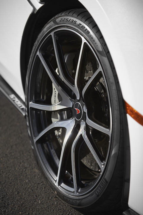 タイヤは「ピレリPゼロ」で、サイズは前が225/35ZR19で、後ろが285/35ZR20。オプションで「Pゼロ コルサ」も装着可能。