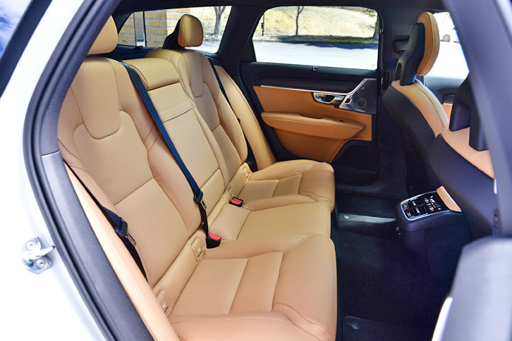 後席は6：4の分割可倒式。内蔵式のインテグレーテッド・チャイルド・クッションをオプションで選ぶこともできる。