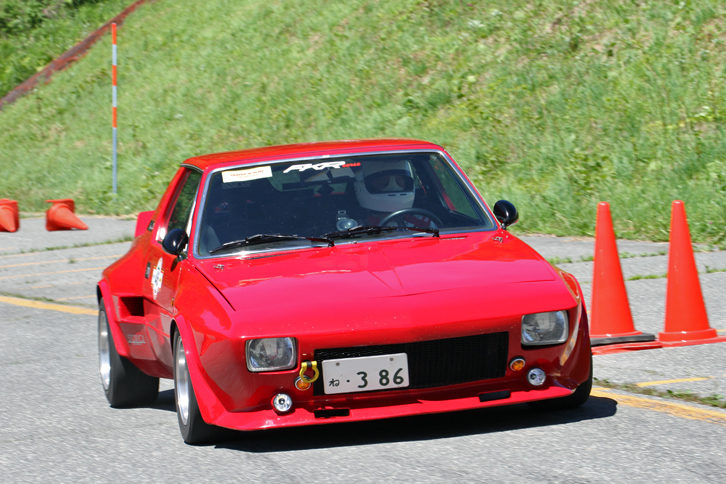 「X1/9」の設計に関わったレーシングカーデザイナーのジャンパオロ・ダラーラがモディファイした「ダラーラX1/9」を模した、「フィアットX1/9」ダラーラ仕様。