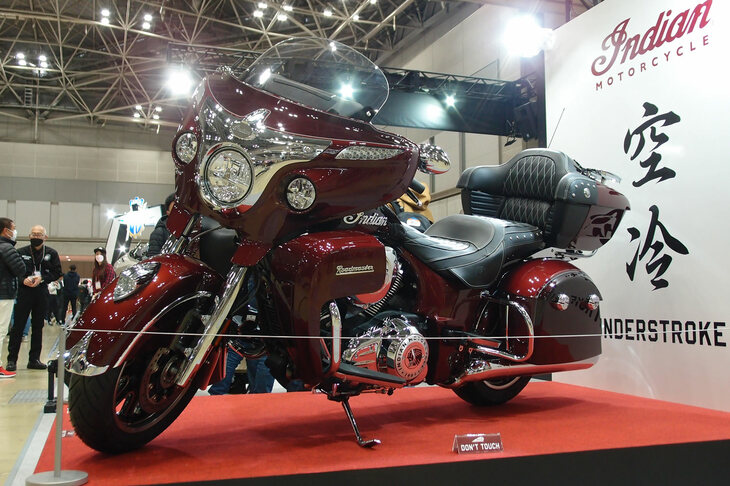 輸入車勢も気合は十分。写真は漢字のバックボードの前に展示された「インディアン・ロードマスター」。