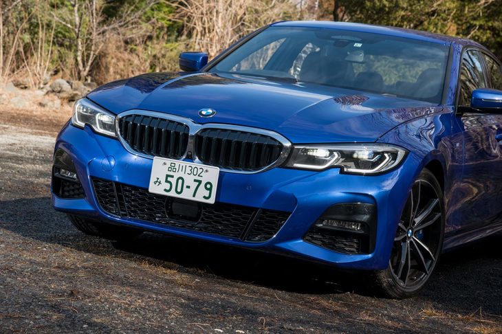 歴代モデルの特徴を踏襲しつつ、新世代のデザインコンセプトが取り入れられた新型「3シリーズ」。フロントまわりでは、これまで2つに分割されていたキドニーグリルがひとつのフレームで縁取られるようになった。