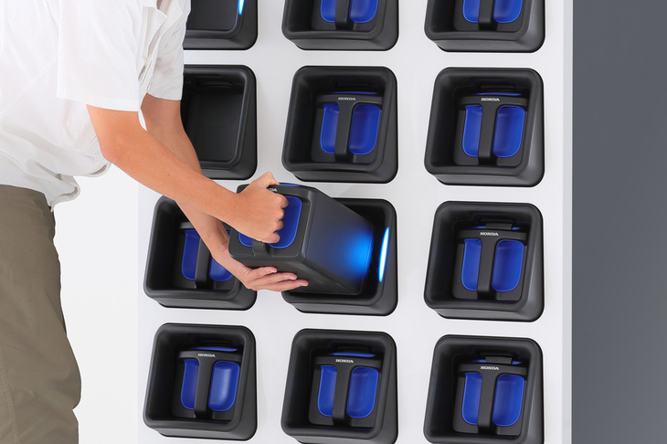 スロットは、上段・下段でもバッテリーを入れやすい挿抜（そうばつ）角度で設計。バッテリーをスロットに差し込むだけで、自動で充電を開始する。