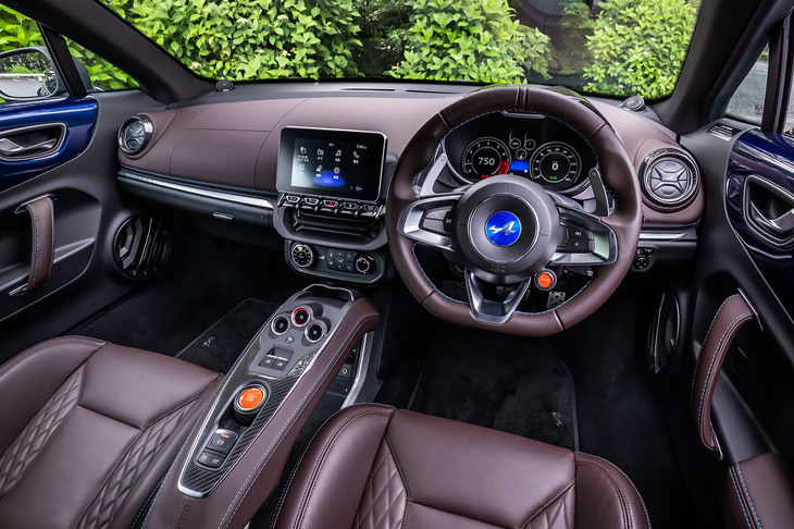 レザーシートに加えて、ブリリアントカーボンやアルミのパーツでスポーティーに演出された「A110 GT」のインテリア。フォーカル製軽量4スピーカー＋軽量サブウーファーのサウンドシステムは、同モデル専用の装備となる。無償オプションで左ハンドル仕様が選択できるのもA110の特徴だ。