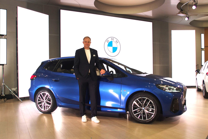 BMWジャパンのクリスチャン・ヴィードマン代表取締役社長と「218dアクティブツアラーMスポーツ」。