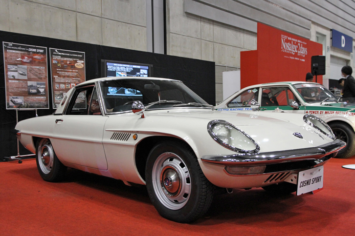 特別展示された1967年「マツダ・コスモスポーツ」。マツダ本社の若手社員によってレストアされた、マツダ所蔵の前期型である。