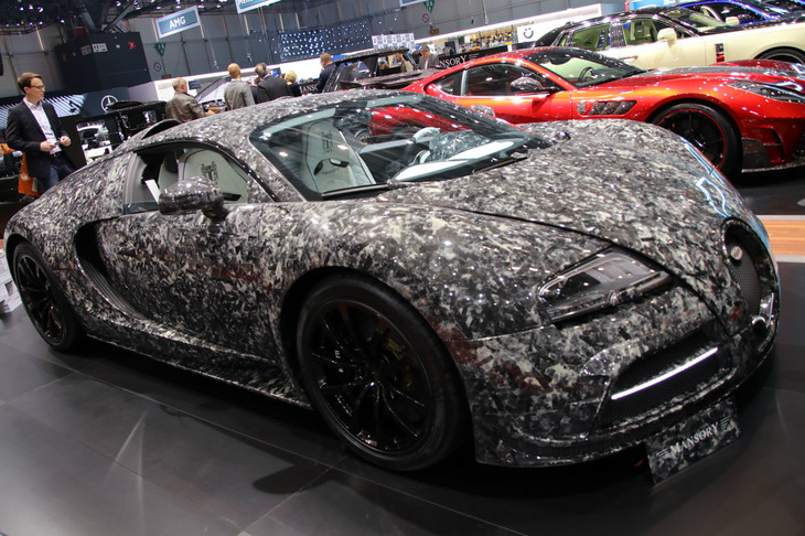 ドイツに本拠を置くマンソリーのブースで。「昭和の覆面車か？」と思ったら、「ブガッティ・ヴェイロン」のボディーパネルに「マーブル・コラージュ」と呼ばれるカーボン素材を用いたワンオフモデル。