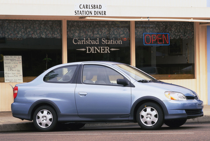 「トヨタ・エコー クーペ」。日本名「プラッツ」の2ドアクーペで、2002年まで販売された。