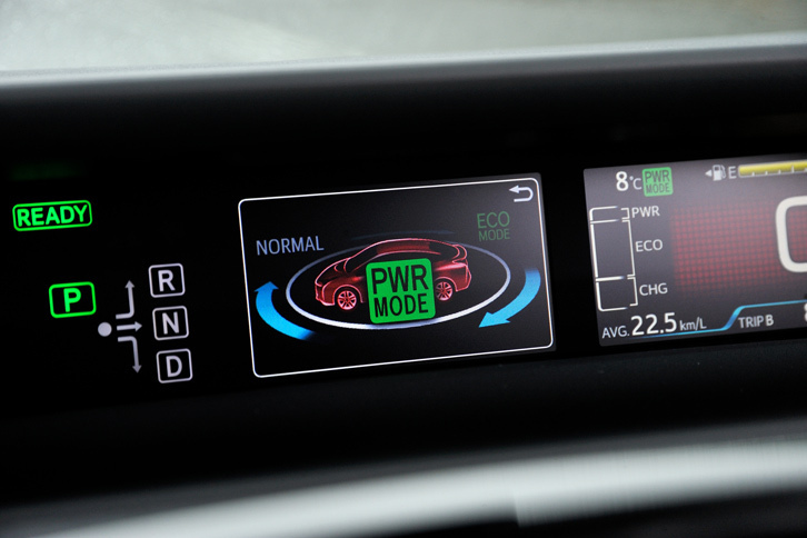 走行モードは「エコモード」「ノーマルモード」「パワーモード」の3種類から選択可能。エコモードであっても、従来モデルのノーマルモードと同等の加速力を実現しているという。
