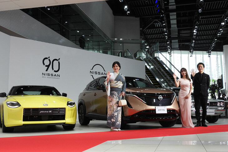 （写真向かって左から）「日産フェアレディZ」「アリア」「スカイライン2000GT-R」と、トークセションの参加者。