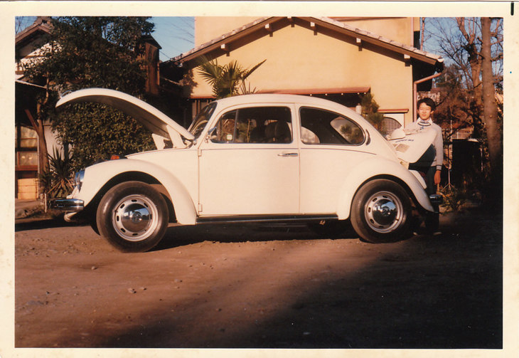 家にあった「フォルクスワーゲン・タイプ1（ビートル）」と筆者。小学校の高学年～中学校時代と思われる。
