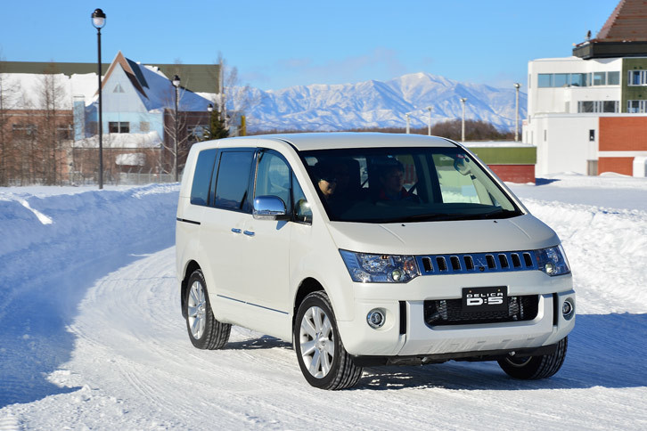 箱型ミニバンの「デリカD：5」。発売は2007年1月なので、今年でデビュー10年目というなかなかの“ご長寿モデル”だ。