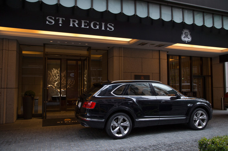 全長5150×全幅1995×全高1755mmという巨体を誇る「ベンテイガ」。試乗車のボディーカラーは「オニキス」で、車両本体価格は2739万円。