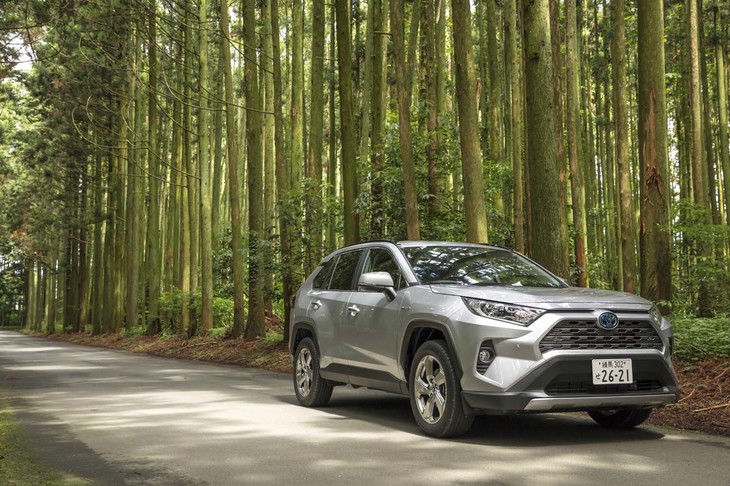 両車とも先進安全装備は充実しており、渋滞追従機能付きACCやステアリングアシスト、誤発進抑制制御、夜間の歩行者にも対応する緊急自動ブレーキなどを標準装備する。