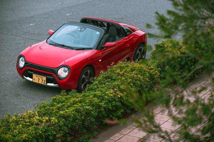 撮影中にも道行く人から声を掛けられるなど、癒やし系のたたずまいで注目を集めた。