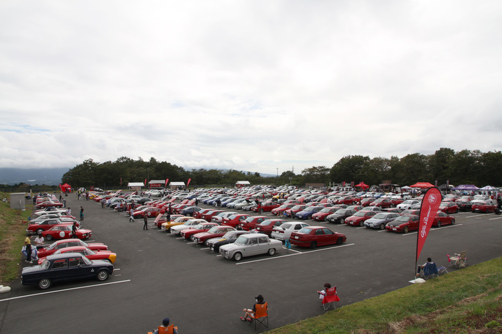 メイン会場であるCパドックの全景。基本的に写真左から右に向かってモデルの年代順にゾーニングされている。