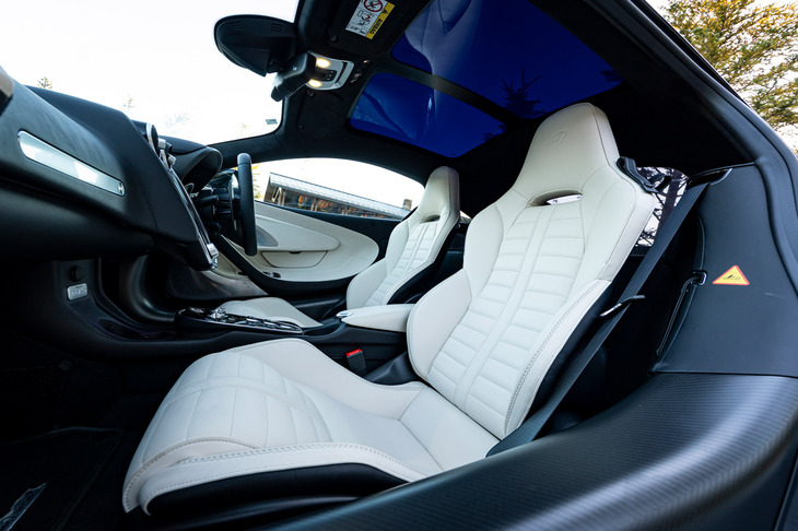 試乗車のインテリアは上質感を追求した「テックラックス」仕様。光の透過率を5段階で調整できる、エレクトロクロミックガラスパネルを用いたガラスルーフも装備されていた。