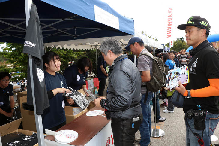 イベント最大の人気アイテムは、イベント開催記念のオフィシャルTシャツ。用意された500着は、開始1時間以内でほぼ完売状態に……。同イベントの人気の高さをうかがわせるシーンであった。