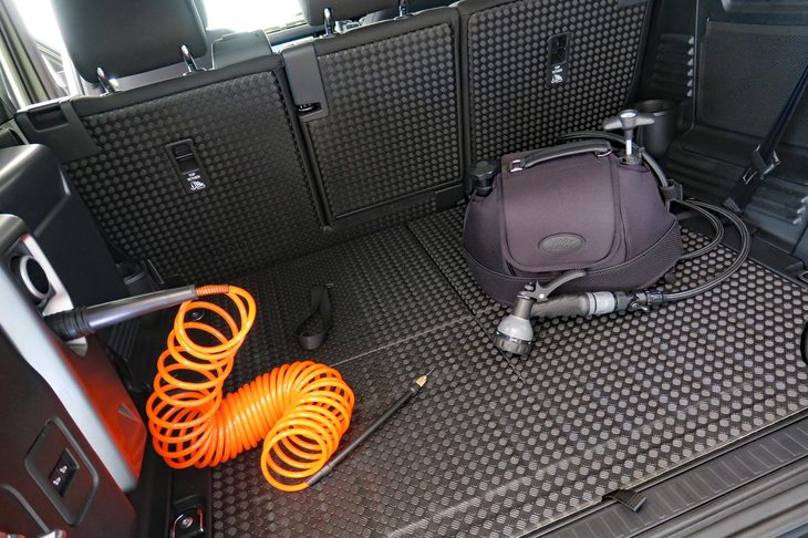 ランドローバー・ディフェンダー110 アドベンチャーパック装着車（ラゲッジスペース）