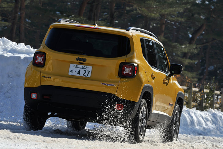 雪道を行く「ジープ・レネゲード」。「フィアット500X」とはプラットフォームを共有する兄弟車にあたる。