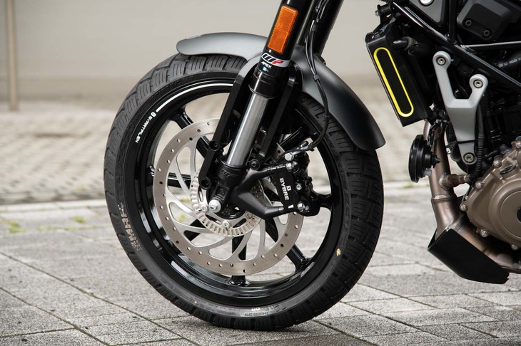 スタイリッシュなデザインのハイライトとされる黒塗りの17インチホイール。写真のフロントにはBYBRE製のブレーキが組み合わされる。