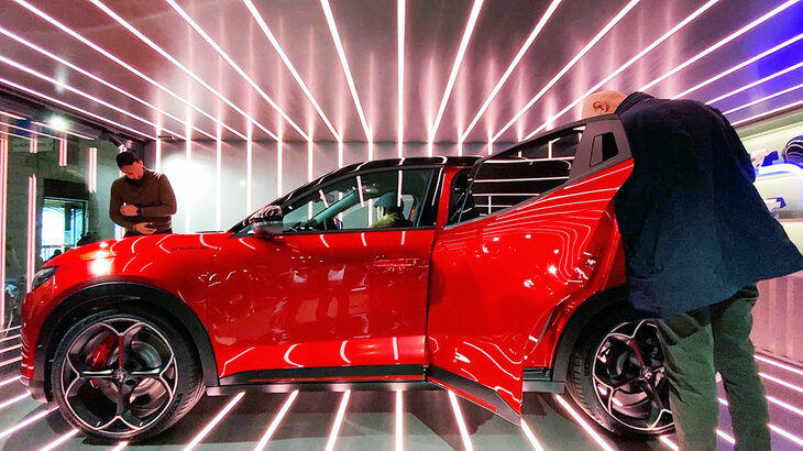 ボディーサイズは全長✕全幅✕全高＝4170✕1780✕1500mm。来場者が次々と乗り込むため、ドアを閉めた状態でデザインを鑑賞できなかったのが残念。