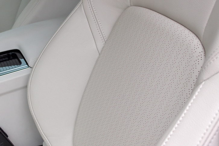 試乗車「XF 25tプレステージ」のシートは、「トーラスレザー」による本革仕立て。背もたれと座面にはパンチメッシュが施されている。