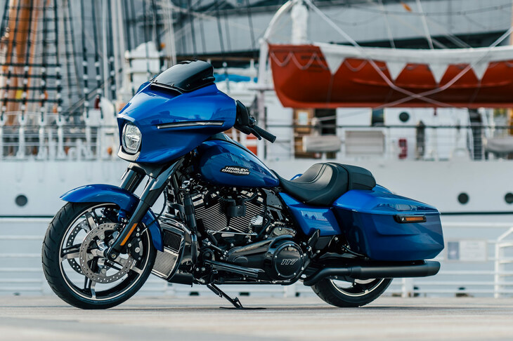 ハーレーダビッドソンのなかでも、高い積載性とグランドツーリングに好適な快適性およびライドフィールを併せ持つ“グランド・アメリカン・ツーリング”ファミリー。「ストリートグライド」（写真）と「ロードグライド」は、その中核モデルにあたる。