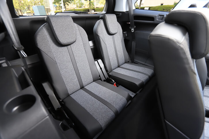 3列目シートは左右独立の2座式。座面、背もたれともに厚みはないが、床下にすっきりと格納することができる。