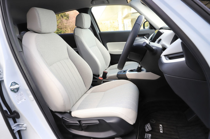 「ホーム」に専用装備される、プライムスムース（合皮）とナチュラルテキスタイルのコンビシート。