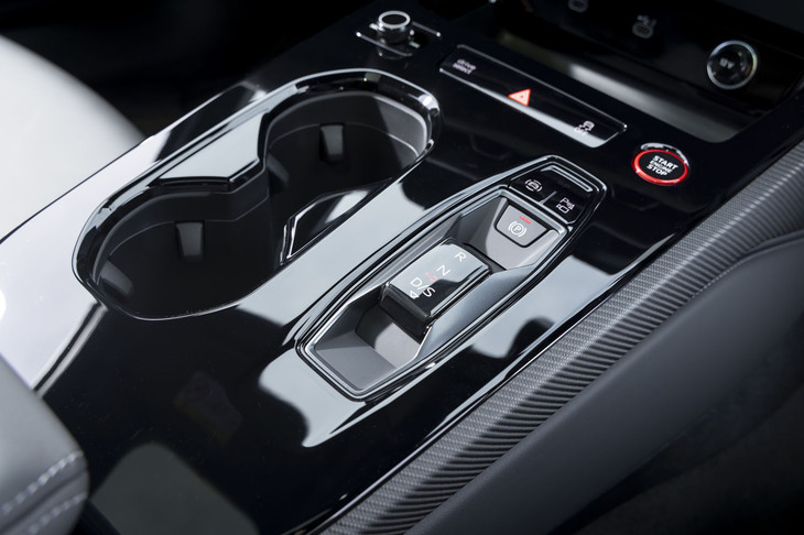 右のくぼみの中央にあるのがコンパクトなシフトセレクター。背丈は低いが後ろに引いて「D」、前に押して「R」というロジックなので普通に使える。