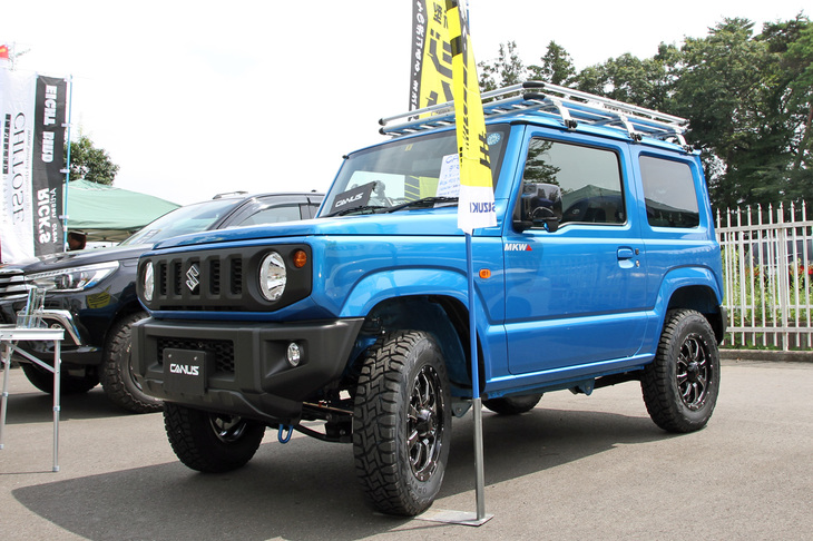 会場内には埼玉県内の新車および中古車ディーラー／ショップも出展していたが、目に付いたのがこれ。オフロードレーサー製作を得意とするショップCANUS（キャナス）のデモカーという新型「スズキ・ジムニー」。2.5インチリフトアップし、ホイール／タイヤやフロントブレーキを換え、ルーフキャリアを装着している。