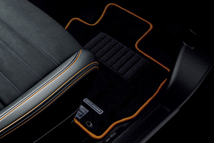 ブラックとオレンジの専用フロアマット。