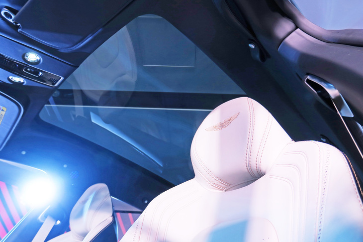 アストンマーティンDBX（ガラスルーフ）