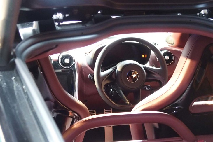 発表会のステージに展示された「マクラーレンGT」は右ハンドル仕様。メーターパネルには12.3インチの液晶ディスプレイを使用し、センターコンソールには衛星ナビやBluetoothでの電話接続、メディアストリーミングなどの車内機能をコントロールする7インチの液晶ディスプレイを設置している。