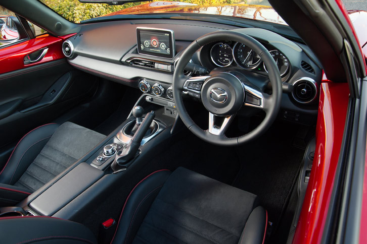 「ロードスターRF RS」のインテリア。ルーフの開閉スイッチは、エアコン操作パネルの下に配置されている。