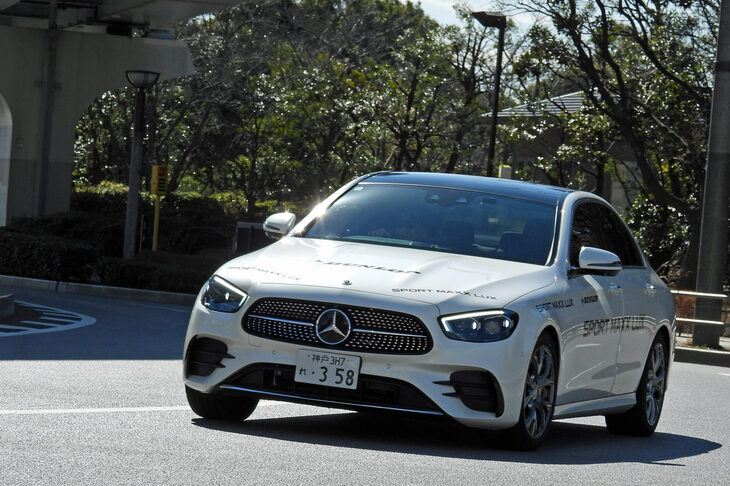 試乗会の後半では、先代の「メルセデス・ベンツE200」で「スポーツマックス ラックス」の走りをチェック。装着タイヤサイズは、前後同径の245/45R18 100W XLだった。