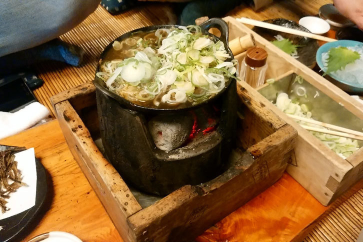 化石燃料を鯨飲するバイパーに対し、ワタクシは高校の頃の友人とアルコールを鯨飲して年末を過ごした。写真は名店、駒形どぜうの「どぜうなべ」。「これじゃネギを食うんだかドジョウを食うんだか分からん！」というくらいにネギを盛るのが正しい食べ方なのだとか。実際、これが美味かった。次は「なまずなべ」に挑戦したいんだが、冬季限定だし、今年は終わっちゃうかも。