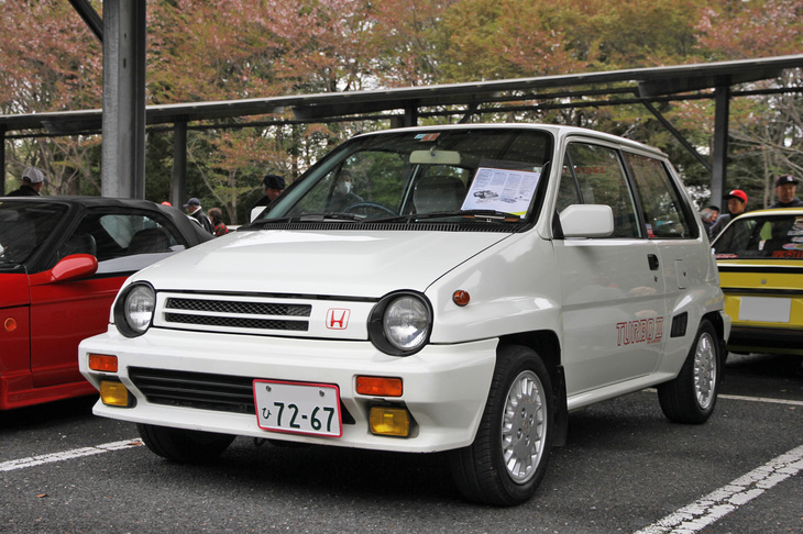 通称ブルドッグこと1984年「ホンダ・シティ ターボII」。「ターボ」（ターボII登場後はターボIと呼ばれた）に続いて登場した、初代シティの最強モデル。ブリスターフェンダーで武装したボディーに空冷式インタークーラーを備えた1.2リッター直4 SOHCターボユニットを搭載。初代シティはこのほか「カブリオレ」や「R」も参加していた。