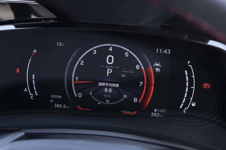 フル液晶タイプのメーターパネルを装備。タコメーターのレッドゾーンは6300rpmからとなっている。