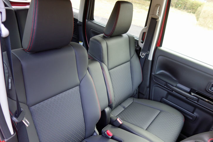 「スズキ・スペーシア カスタム ハイブリッドXSターボ」（フロントシート）