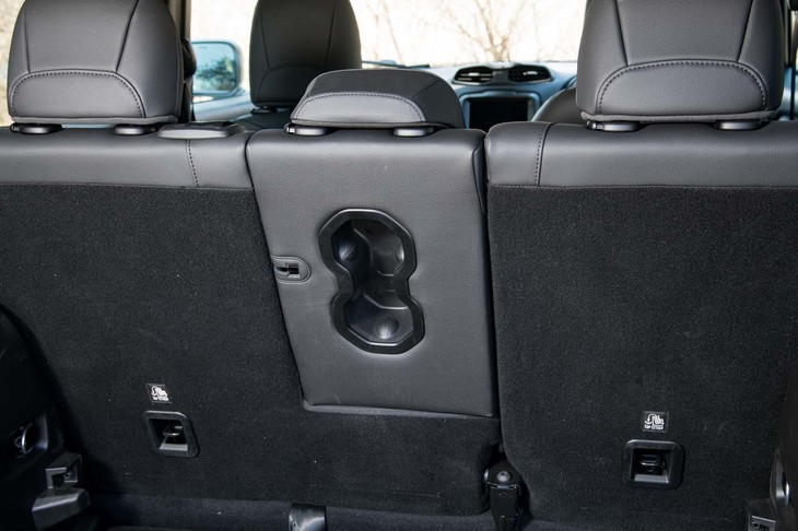 リアシートを荷室側から見たところ。アームレストにはふたなどがなく、カップホルダーは常にむき出しとなる。
