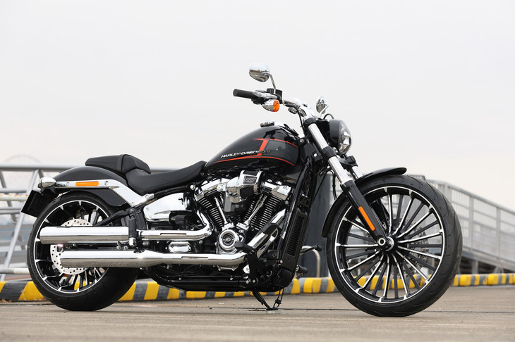低く構えたチョッパースタイルが特徴の「ハーレーダビッドソン・ブレイクアウト117」。直接の起源は2013年に登場した「FXSBブレイクアウト」なので、今年でちょうど10周年を迎える。