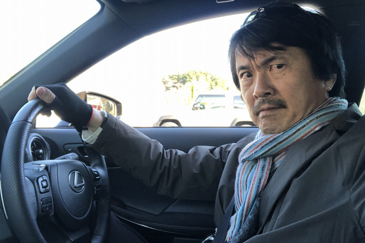 最新のターボエンジンほどの加速力はないが、アクセルを床まで踏み込めば5リッターV8エンジンは意識が遠のくような快音を奏でる。しかもスピーカーからの人工音はナシの本物のサウンドなのだ。