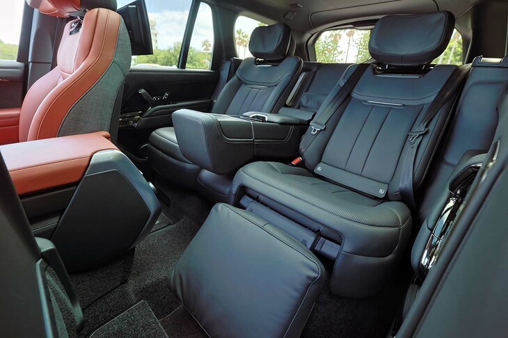 シートレイアウトは2列5人乗りに加え、ロングホイールベース仕様には3列7人乗りと2列目セパレートシートの2列4人乗りも用意。スタンダードな2列5人乗りでもリアシートは豪華で、助手席側の後席にはオットマンや足置きなども装備。助手席を前に押しやれば、足を伸ばしてくつろげる。